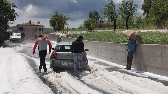 Aprílové počasí v Chorvatsku. První třešně, ale i přívaly sněhu