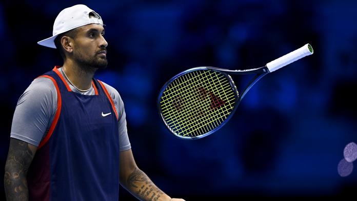 Australský tenista Nick Kyrgios hází svou raketou