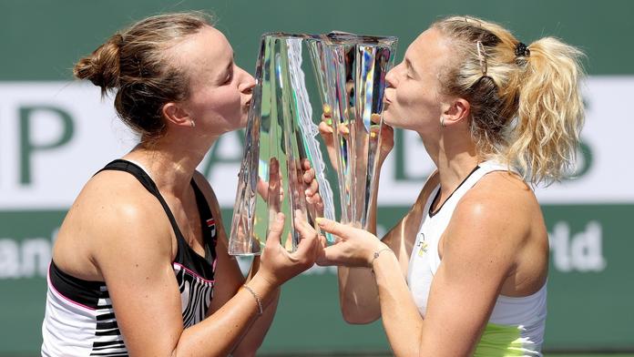 Krejčíková se Siniakovou po dramatickém závěru finále slaví triumf v Indian Wells