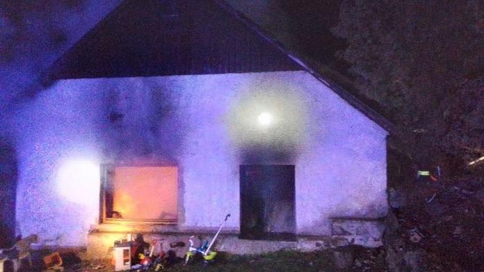 Plameny v noci zničily rodinný dům na Jihlavsku