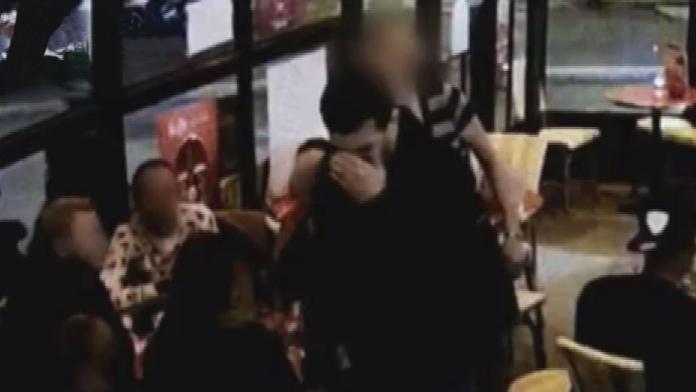 Takhle se Brahim Abdeslam odpálil v Paříži. Záběry z kamery