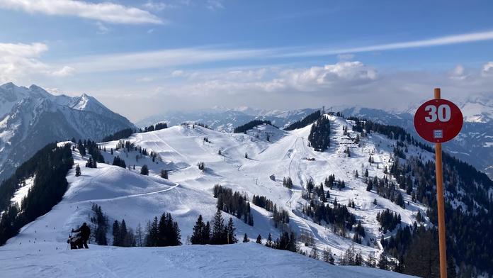 České skiareály se loučí se sezonou, v Alpách jedou dál, ale s respirátory