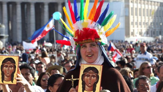 Papež svatořečil indiánku. Vatikán byl plný pestrobarevných čelenek