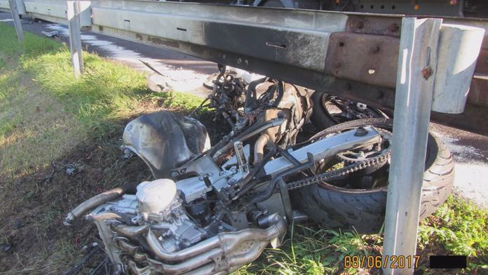 Vážná nehoda Čechů v Německu! Motorkář nezvládl předjíždění