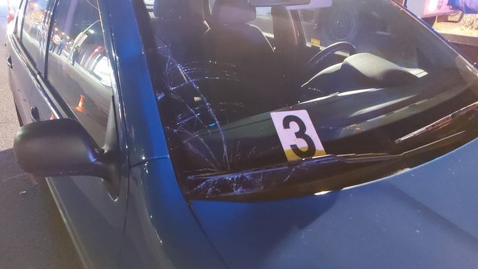 Ženu srazilo auto při přecházení silnice, nehodu nepřežila