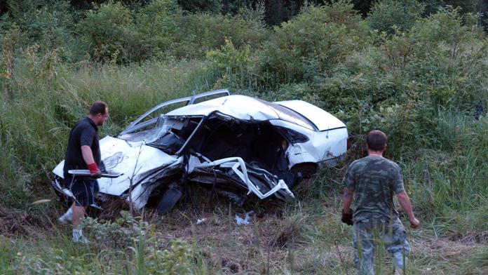 Řidič trefil strom, náraz odhodil auto do pole! Zranili se dva lidé!