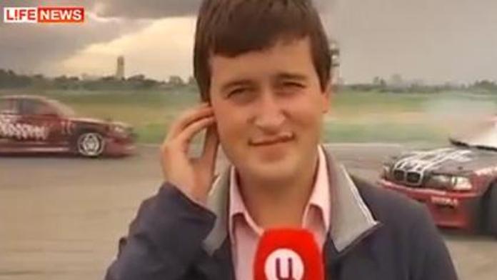 Reportéra srazilo závodní auto v přímém přenosu