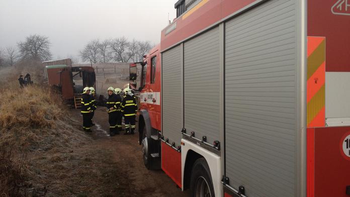 Parta mladých lidí si udělala mejdan. Od žhavých kamen jim chytla maringotka