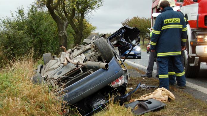 Při nehodě u Dymokur zemřel řidič peugeotu, jeho žena je těžce zraněna