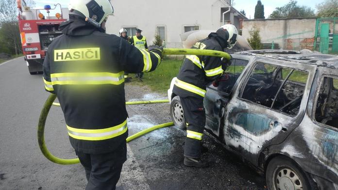 Zlitý mladík ukradl mámino auto, po bouračce začalo hořet