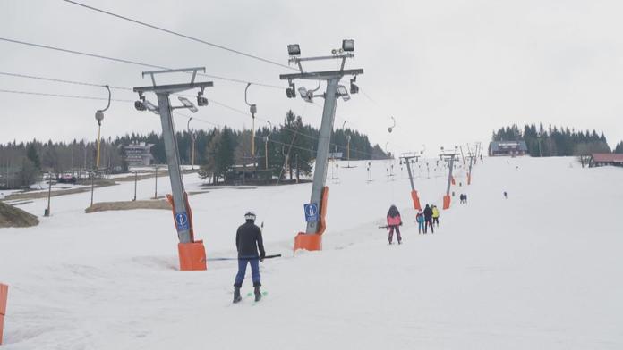 Tragédie na sjezdovce. Snowboardista zemřel v Beskydech po nárazu do stromu