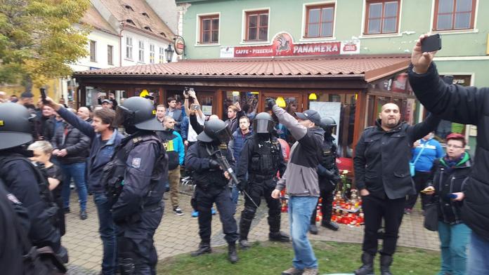 Pieta Romů v Žatci přerostla ve rvačku, zasáhli těžkooděnci