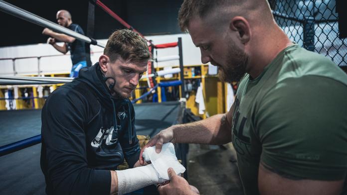 Dvořák promluvil před zápasem v UFC: Indiánský šaman, NHL i facky jako trest