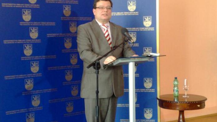 Ministr obrany Vondra nabídl premiérovi svou DEMISI!