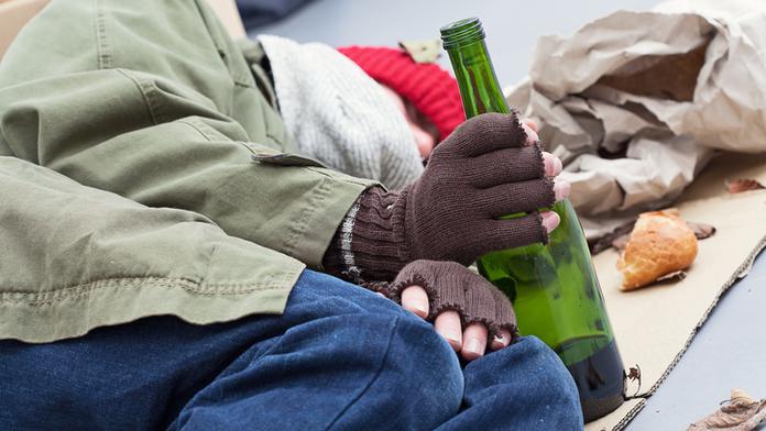 Opilý bezdomovec se dusil, strážníci se preventivně "koupají v dezinfekci"