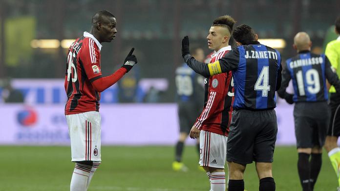Frajer Balotelli! Fanoušci Interu na něj vytáhli nafukovací banány, on zachoval klid