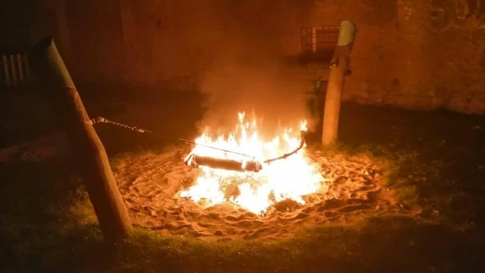 Polonahá žena tancovala v Praze u hořící dětské houpačky