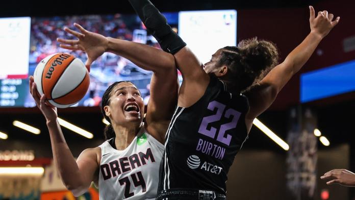 Drama narušila sexuální hračka. Málem trefila basketbalistku do hlavy