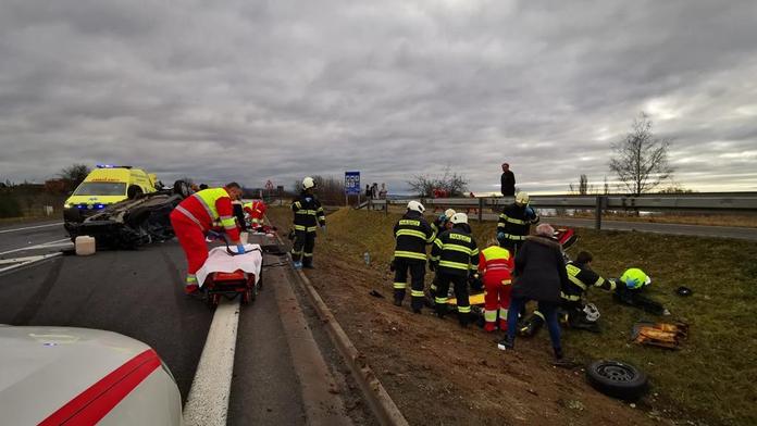 Čelní srážka u Rozkoše si vyžádala sedm zraněných. Zasahoval vrtulník