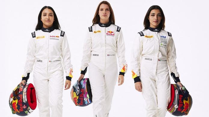 Pilotky Hamda Al Qubaisiová (zleva), Emely de Heusová a Amna Al Qubaisiová