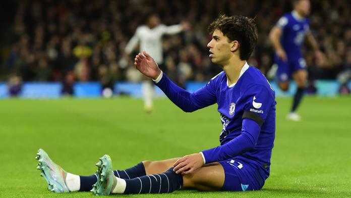 Nešťastná premiéra pro Félixe. Po drsném faulu byl vyloučen a Chelsea prohrála
