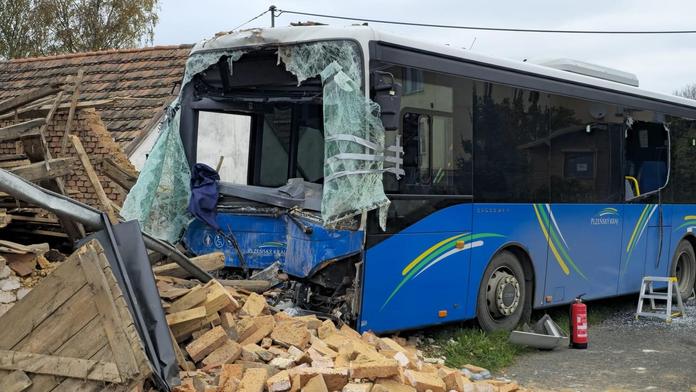 Autobus na Plzeňsku boural do stodoly