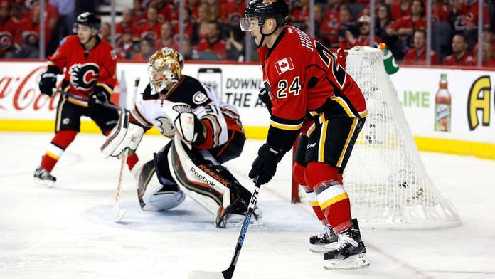 Hudlera ubránili. Calgary je tak na pokraji vyřazení