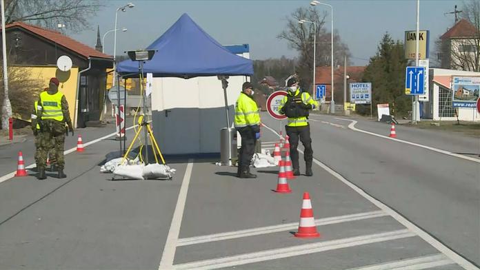 Zákaz vycestovat má slabou oporu v zákoně, pochybuje i ústavní právník