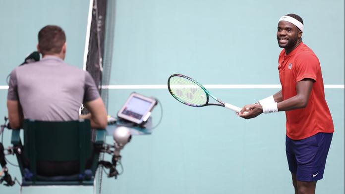 Bláznivý závěr utkání. Vytočený Tiafoe rozmlátil raketu a sudí ukončil zápas