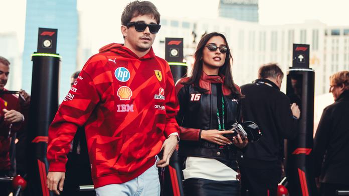 Hvězdný pilot Ferrari Charles Leclerc se svou přítelkyní