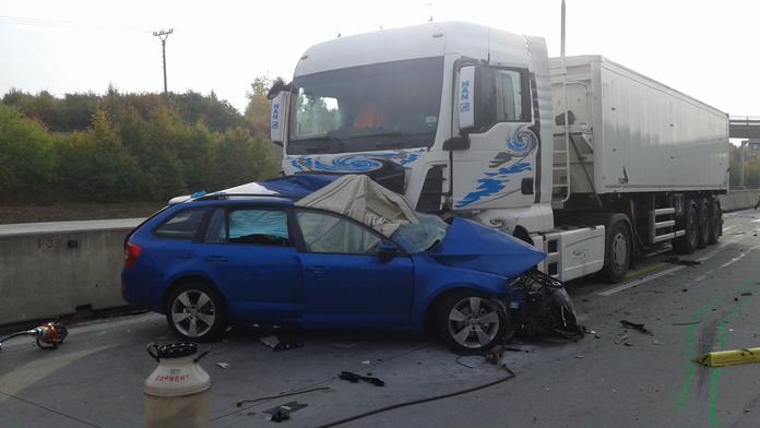 DĚSIVÁ NEHODA: Octavia se roztočila a skončila pod kamionem