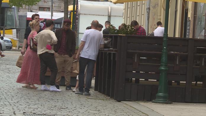 Co smí číšníci a co hosté? Nová pravidla pro zahrádky
