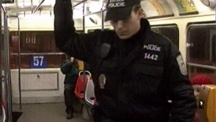 Narkoman se žloutenkou plivl strážníkům do oka