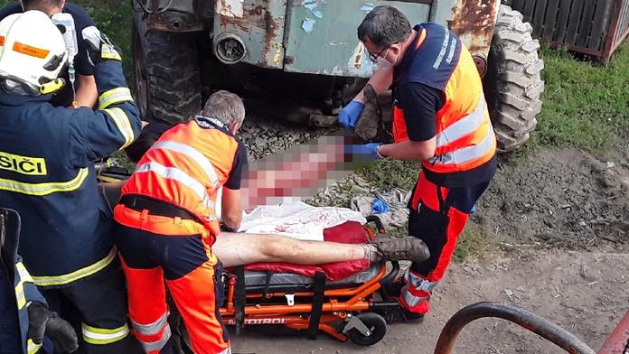 Muže z Přerovska uvěznil po kyčel stroj na brambory, vytáhli ho hasiči