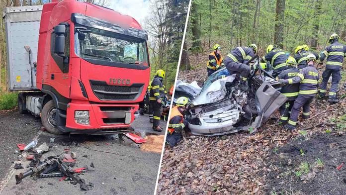 Kamion u Říčan sešrotoval osobní auto. Řidiče museli vyprošťovat hasiči