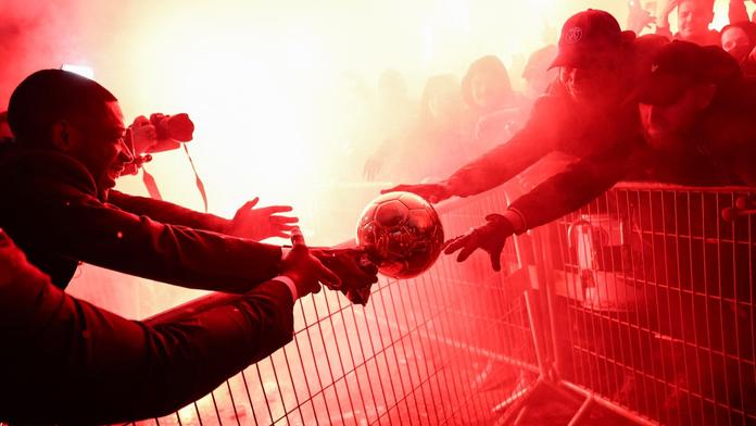 Nečekané gesto Dembélého. Zlatý míč hned po předání donesl fanouškům