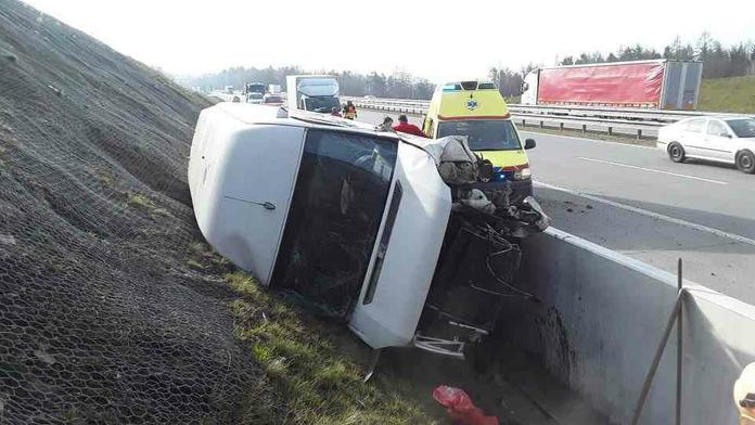 Vážná nehoda uzavřela dálnici D6, na D1 vyletěla dodávka za hrazení