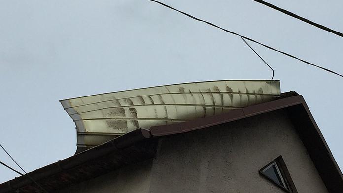 Vichřice lámala na Zlínsku stromy. Odnesla i střechu