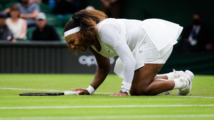 Serena to opět nedokáže. Uklouzla na trávě a v slzách skrečovala