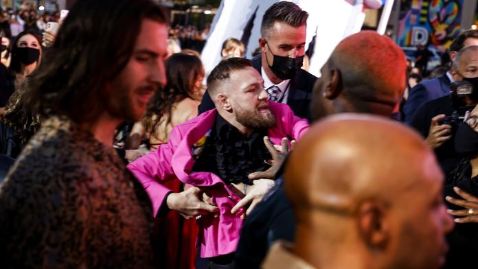 McGregor na červeném koberci napadl slavného rappera. Odmítl prý fotku