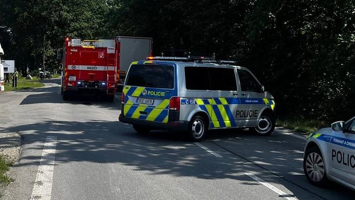 Střet motocyklu a kamionu