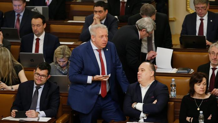 Dusno v ČSSD! Zradit vládu chtěli i další, Hamáček hrozil odchodem