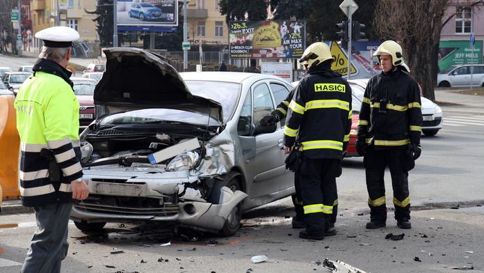 Žena smetla auto na křižovatce. Zranila holčičku (3)!