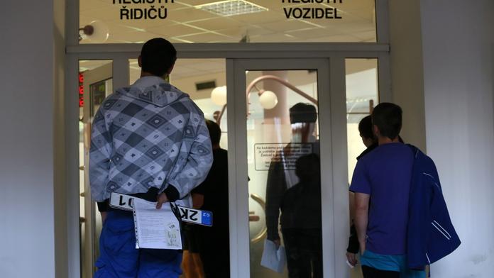 Vláda opět usnadní život řidičům. Další služby budou online, odpadnou fronty