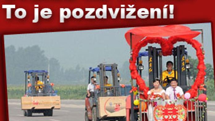 Pozdvižení: Netradiční svatba na vysokozdvižném vozíku!