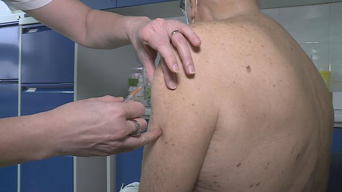 Nemocnice nemá dostatek vakcín, ruší termíny očkování. Senioři jeli zbytečně