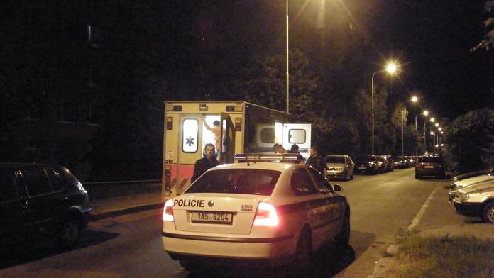 Mladík vyhrožoval, že skočí z 9. patra pražského paneláku
