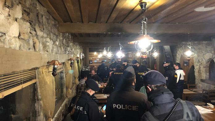 Majitel hospody otevřel navzdory zákazu. Do podniku vtrhla policie