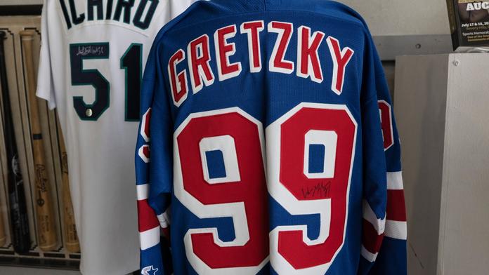 Pomoc od legendy. Obcím zasaženým tornádem pomůže Wayne Gretzky