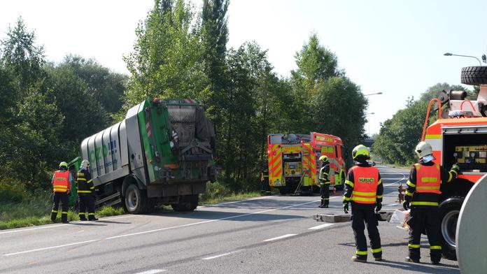 Popeláři se v Ostravě srazili s osobákem. Jeho řidič je po smrti